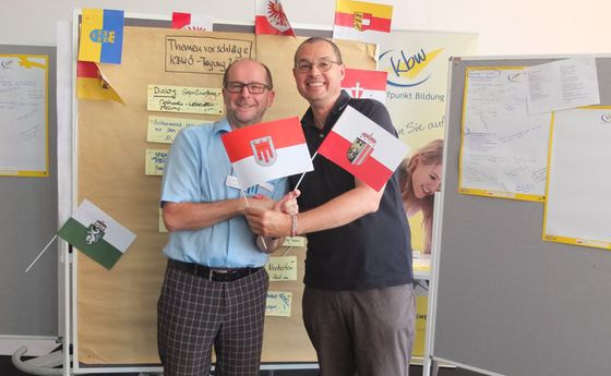 Der Leiter des Kath. Bildungswerkes OÖ, Dr. Christian Pichler (l.)und Dr. Hans Rapp, (r.) Leiter des Kath. Bildungswerkes der Diözese Feldkirch, tauschten zum Abschluss die Fahnen der jeweiligen Bundesländer aus.