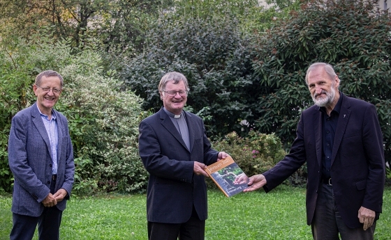 Jahrbuch-Herausgeber Wilhelm Vieböck (re) überreicht das neue Jahrbuch an Bischof Manfred Scheuer. Links Jahrbuch-Redakteur Matthäus Fellinger