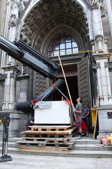Der Monolith im Domportal in der Hafnerstraße auf der Palettenkonstruktion.