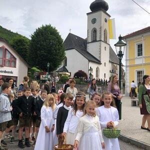 Die EK-Kinder haben vor dem Himmel mit dem Allerheiligsten ihren Platz.